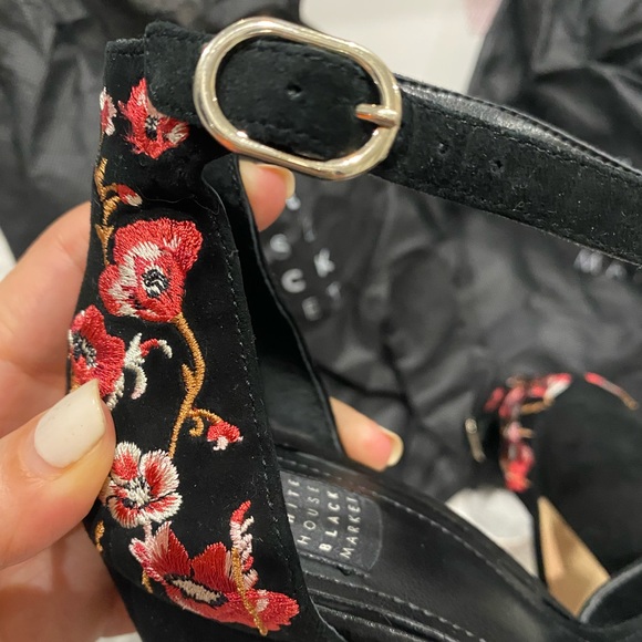 Luxe White House Black Market Piper Black Velvet and floral embroidered pumps πΉ - Picture 8 of 16
